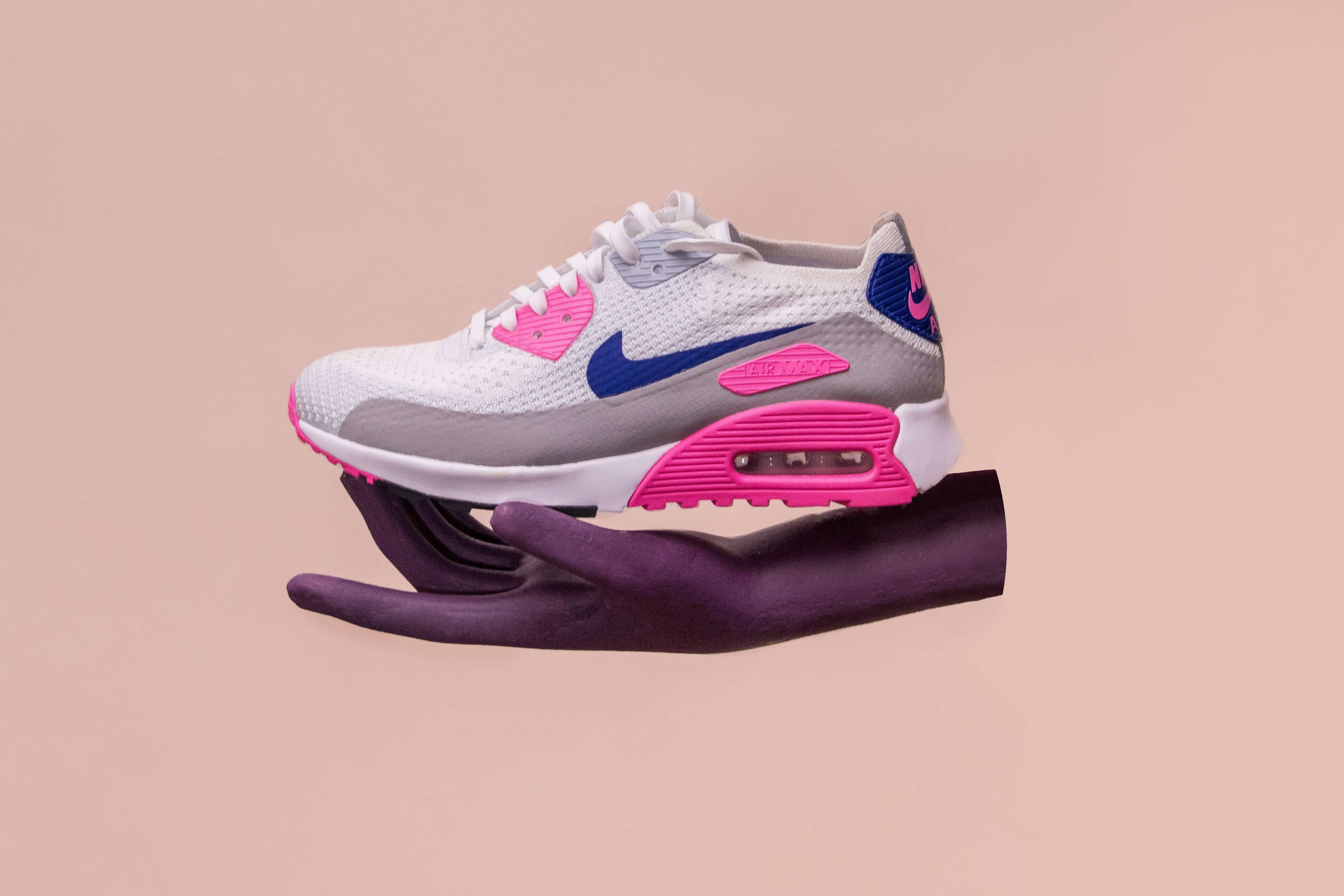 Ud med vinterstøvlerne – og ind med nye sneakers